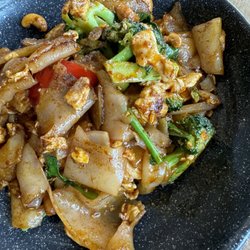 Kinn -Thai Restaurant - Flat noodle. Chicken & cashew