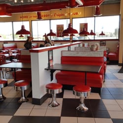 Freddy's Frozen Custard & Steakburgers - Seating options