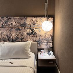 London Marriott Hotel Regents Park - Weird fabric on headboard