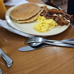 Theo's Pancake House - PancJes, bacon and eggs
