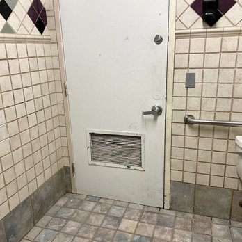 Safeway - The restroom is really dirty 1/8/21 - Grocery Near Me - Des Moines, Washington Safeway - The restroom is really dirty 1/8/21 - Grocery Near Me - Des Moines, Washington