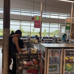 One Cashier......Really?? One Cashier......Really??