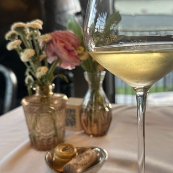 In Vino & Spirits - Cutest decor - Wine Bars Near Me - La Cañada Flintridge, California
