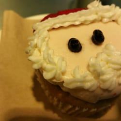 La Cupcakería - Vanilla Santa Claus cupcake