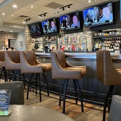 Bennigan's - Bar area