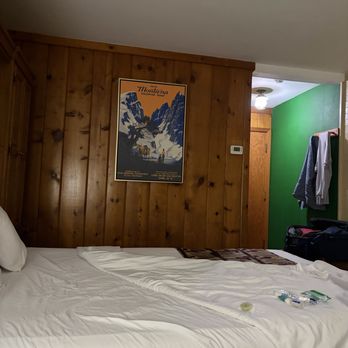 Dude Rancher Lodge - Wood paneling, fabric wall covering and king-size bed - Hotels Near Me - Billings, Montana Dude Rancher Lodge - Wood paneling, fabric wall covering and king-size bed - Hotels Near Me - Billings, Montana