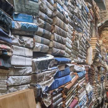 Libreria Acqua Alta - Bookstores Near Me - Venezia, VE Libreria Acqua Alta - Bookstores Near Me - Venezia, VE