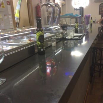 La Abadía de la Cerveza - El interior es más espacioso de lo que parece. Hay 6 mesas-barril. - Tabernas Near Me - Murcia, MU La Abadía de la Cerveza - El interior es más espacioso de lo que parece. Hay 6 mesas-barril. - Tabernas Near Me - Murcia, MU