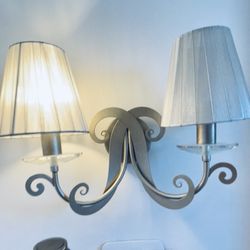 Albergo Villa Amore - Broken lamp at bedside