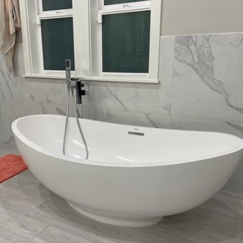 Braunschweig Construction - a bathtub in a bathroom - General Contractors Near Me