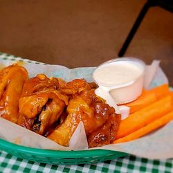Goldyburgers - 6 mild Buffalo wings, celery was available - we just don't like it.