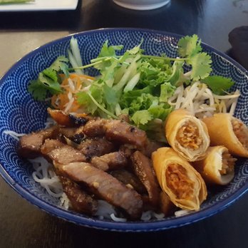 Rakuu - Vermicelli bowl with beef and eggrolls - Sushi Bars Near Me - Spring, Texas