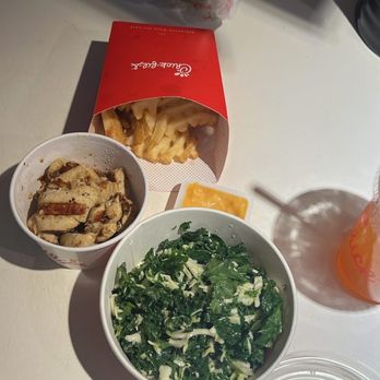 Chick-fil-A - ows a table with food and drinks - Fast Food Near Me - Yukon, Oklahoma Chick-fil-A - ows a table with food and drinks - Fast Food Near Me - Yukon, Oklahoma