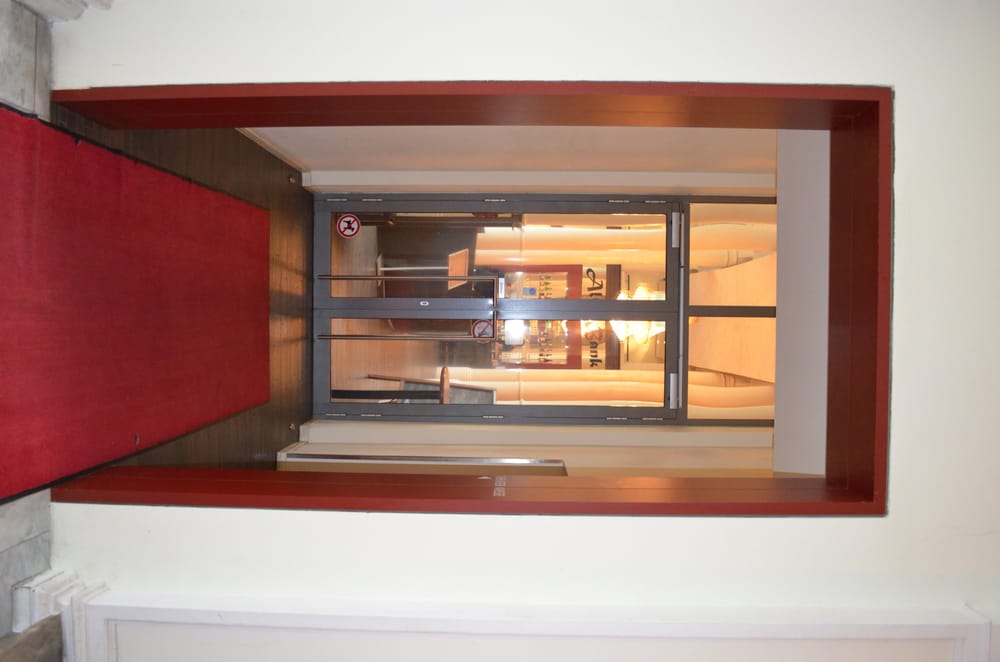 Im Haus Links Halten Und Einfach Durch Das Restaurant Alte Bank