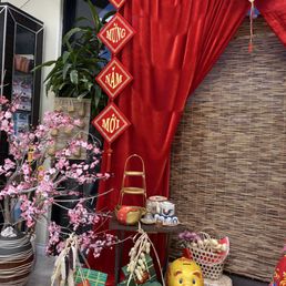 Beautiful shop, lovely personnel, professional, and very sweet I see Helen every time I'm in!