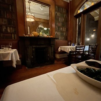 Amanda's Restaurant - a dining room with a fireplace - Breakfast & Brunch Near Me - Hoboken, New Jersey