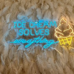 Sweet B's - Photo wall with feathers