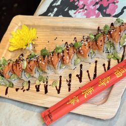 Sushi & Fuego - Spicy Salmon Roll