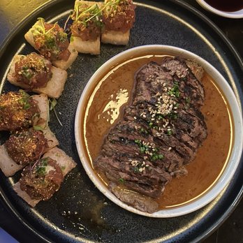 Earls Kitchen + Bar - Steak and sushi - Cocktail Bars Near Me - Honolulu, Hawaii