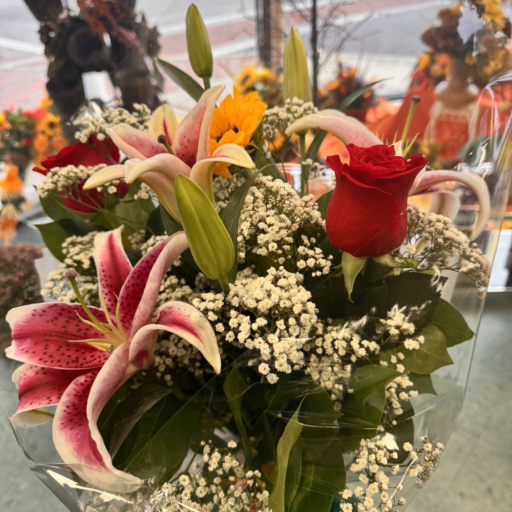 River Dell Flowers & Gifts - Florists Near Me - Oradell, New Jersey