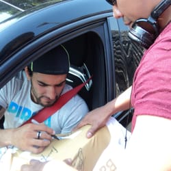 Puerta I del Estadio Olímpico Universitario - Martín Bravo al momento de firmar una camiseta azul y oro