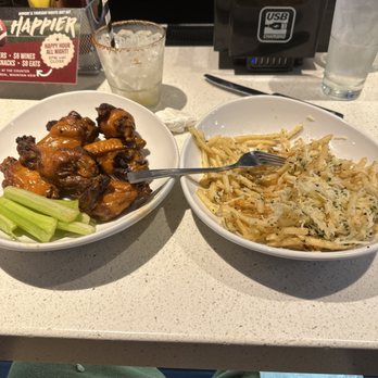 The Counter Mountain View - Full Buffalo Wings order and a SIDE of fries!!!  $7 happy hour margaritas!! - Burgers Near Me - Mountain View, California