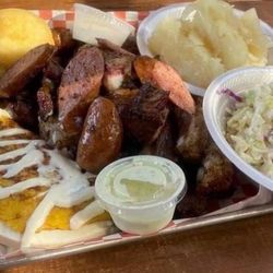 Sazon Fry And Grill - Chorizo con yuca
