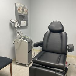 Viva Dermatology - Patient room