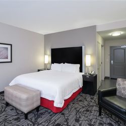 Hampton Inn & Suites Roanoke Airport - Guest room