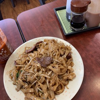 Lam's Kitchen - Beef Chow Fun - Noodles Near Me - Honolulu, Hawaii
