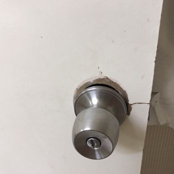 Inn of Lompoc - Broken knob in the bathroom - Hotels Near Me - Lompoc, California