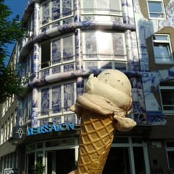 De IJssalon - Lekker, een ijs met Kinderbueno & Bastogne smaak!