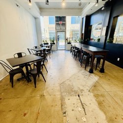 Razzo Pizzeria - Seating