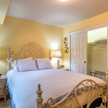 The Raven B&B - The Parisian Room - Bed & Breakfast Near Me - Tigard, Oregon The Raven B&B - The Parisian Room - Bed & Breakfast Near Me - Tigard, Oregon