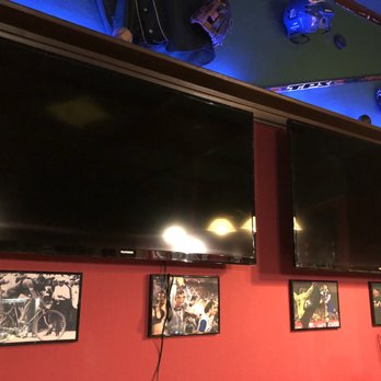 Libar - 4 Bildschirme und 1 Leinwand sorgen dafür das wir auch mehrere Spiele gleichzeitig zeigen können... natürlich mit 4K und UHD... - Sports Bars Near Me - Solingen, NW