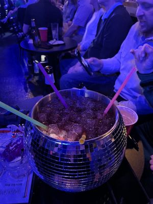 Two Tones Dueling Piano Bar by null