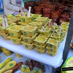 Mercado de L'Escuraeta - Los morteros de barro típicos para hacer el alioli.