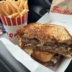 Freddy's Frozen Custard & Steakburgers - Gotta say I am impressed by this Freddy's Original Patty Melt Combo. I had no idea it was this good. Car food diaries.