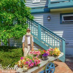 Courtyard Suites - Our local flower vendor at the entrance to Courtyard Suites.