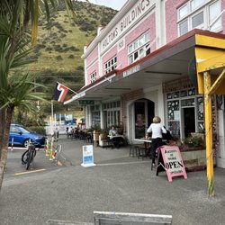 Beach Road Deli - Outside