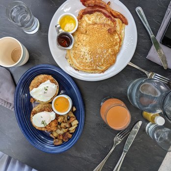 The Hoot - Eggs Benedict with fried chicken and lemon ricotta pancakes - New American Near Me - Northport, Maine The Hoot - Eggs Benedict with fried chicken and lemon ricotta pancakes - New American Near Me - Northport, Maine
