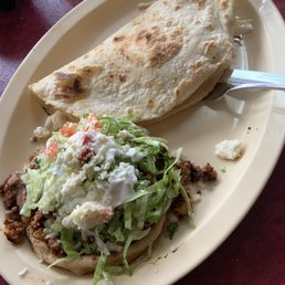 Quesadilla de pollo and Sope de al pastor