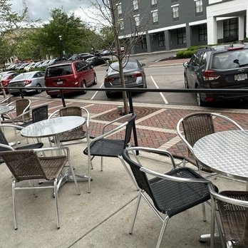 Pour House - Out side seating - Beer Bar Near Me - Hamilton, Ohio