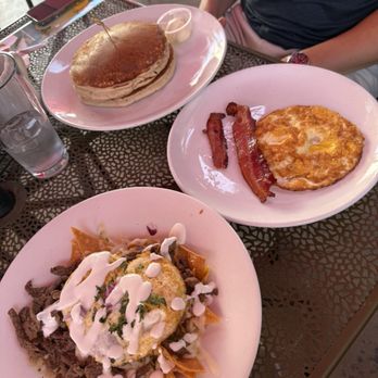Broken Yolk Cafe - Chilaquiles, eggs, bacon, gluten free pancakes - Breakfast & Brunch Near Me - La Quinta, California Broken Yolk Cafe - Chilaquiles, eggs, bacon, gluten free pancakes - Breakfast & Brunch Near Me - La Quinta, California