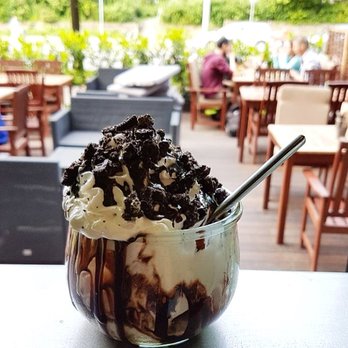 Froindlichst - Schokoloco Eisbecher: Schokolade, Vanille, gebrannte Mandel Eis mit Sahne, Oreo, Schokosauce - Vegan Near Me - Hamburg, HH