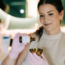 Blush & Glow Aesthetics - Performing an acne peel
