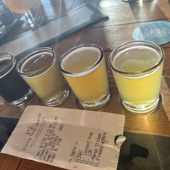 Maui Brewing - Beer flight! - Brewpubs Near Me - Lahaina, Hawaii Maui Brewing - Beer flight! - Brewpubs Near Me - Lahaina, Hawaii