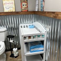 The Hangout at Deckers - Women's restroom