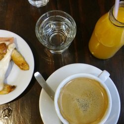 Aloha Tienda & Café - Delicioso: café, medialuna con jamón y queso y una botellita de jugo de naranja.