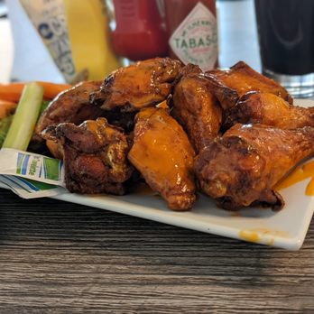 Eclectic Bar and Grill - Nicely crispy, very meaty, and juicy buffalo wings. - Burgers Near Me - Silverthorne, Colorado Eclectic Bar and Grill - Nicely crispy, very meaty, and juicy buffalo wings. - Burgers Near Me - Silverthorne, Colorado